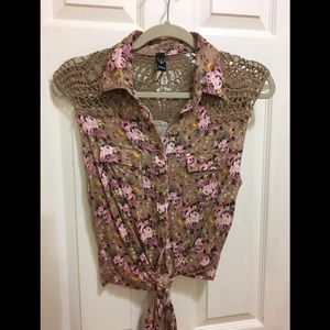 Windsor - Floral Crochet Semi-Crop Top